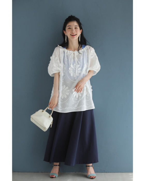 前後着用2way仕様。花びら浮かぶ刺繍ブラウストップス