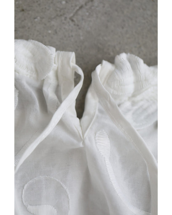 前後着用2way仕様。花びら浮かぶ刺繍ブラウストップス