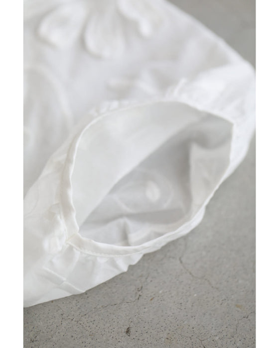 前後着用2way仕様。花びら浮かぶ刺繍ブラウストップス