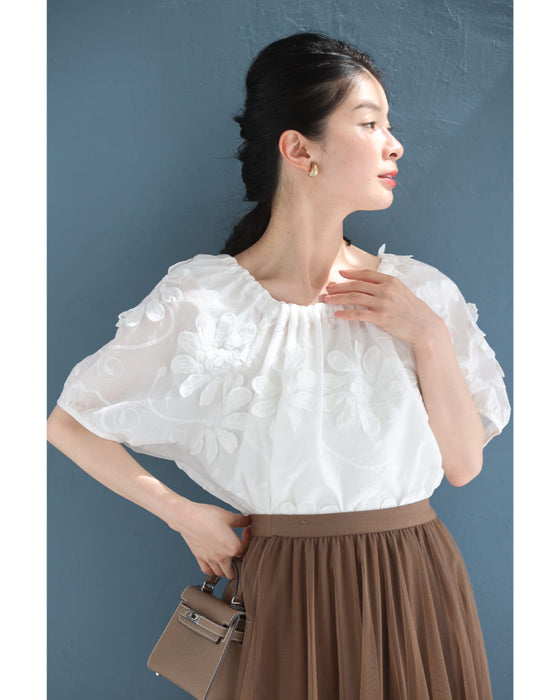 前後着用2way仕様。花びら浮かぶ刺繍ブラウストップス