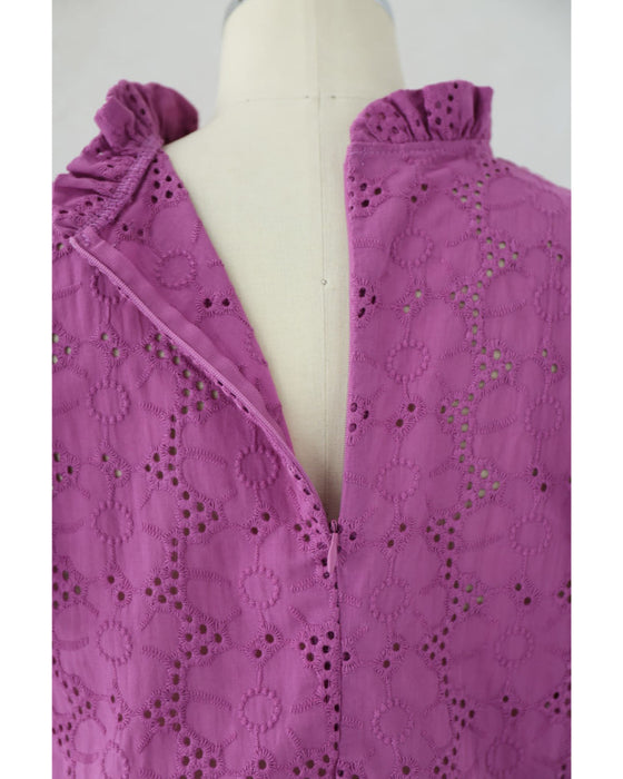 花が浮かび上がるパンチングレースプルオーバートップス