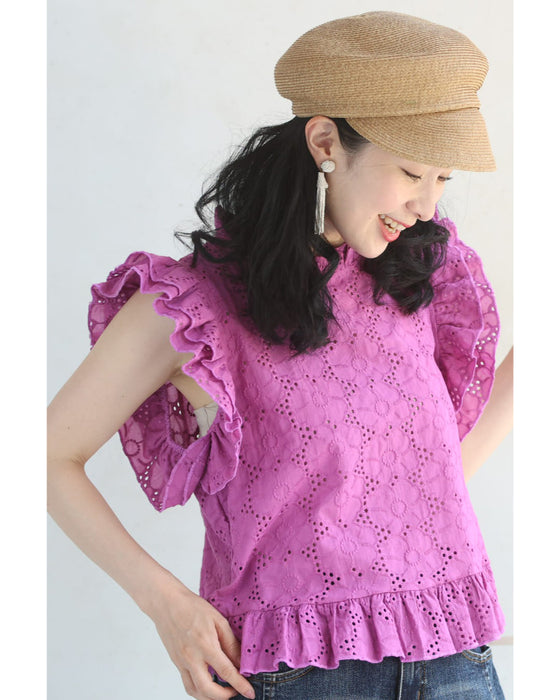 花が浮かび上がるパンチングレースプルオーバートップス