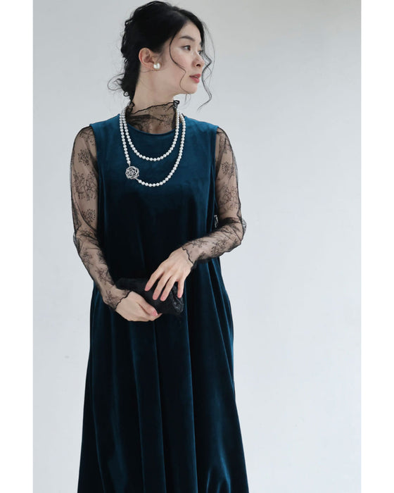 光を浴びて輝くバラの2連パールネックレス