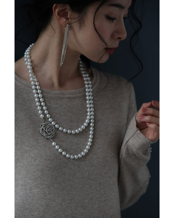 光を浴びて輝くバラの2連パールネックレス