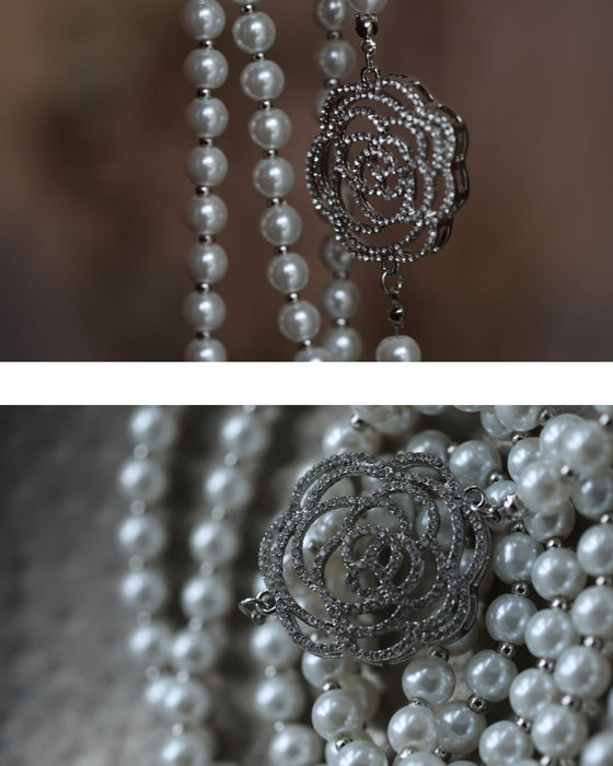 光を浴びて輝くバラの2連パールネックレス