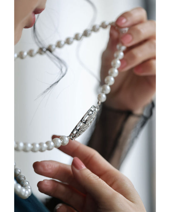 光を浴びて輝くバラの2連パールネックレス