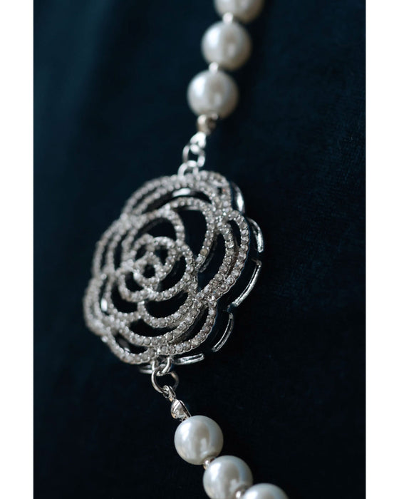 光を浴びて輝くバラの2連パールネックレス
