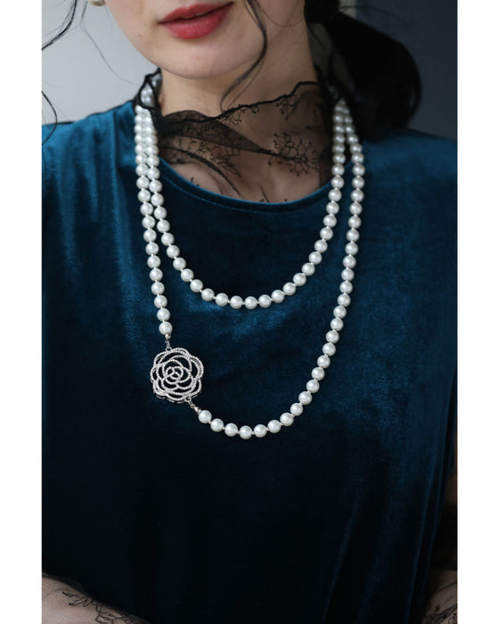 光を浴びて輝くバラの2連パールネックレス