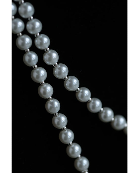 光を浴びて輝くバラの2連パールネックレス