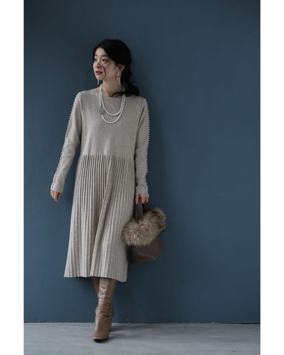 光を浴びて輝くバラの2連パールネックレス