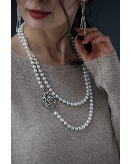 光を浴びて輝くバラの2連パールネックレス