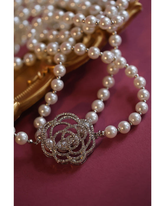 光を浴びて輝くバラの2連パールネックレス