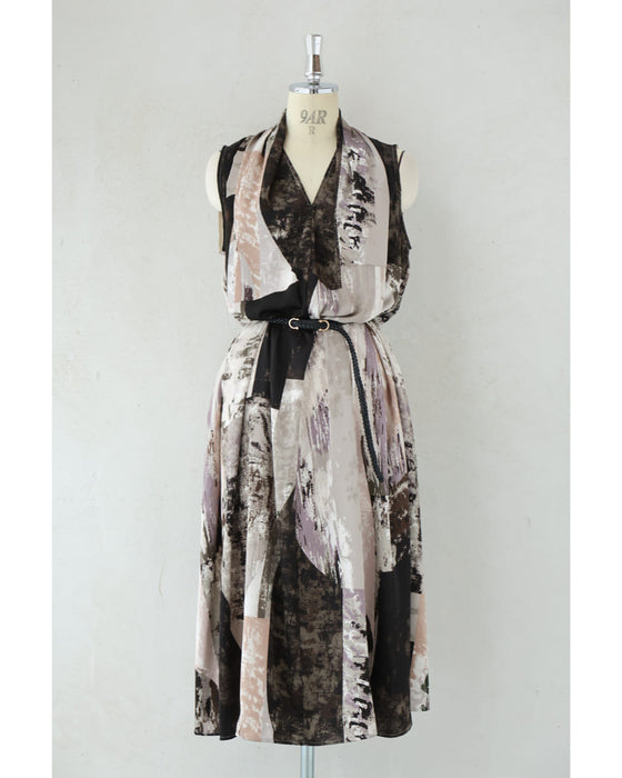 ホルターネック風ドレープのモード柄ミディアムワンピース(ベルト付き)