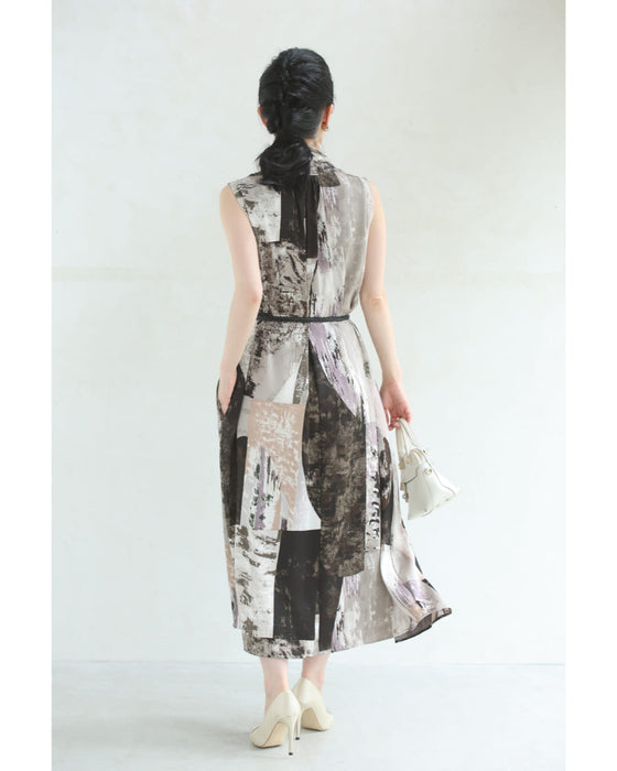 ホルターネック風ドレープのモード柄ミディアムワンピース(ベルト付き)