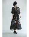 【アウトレット返品交換不可】凛とした黒のバラ画ミディアムワンピース