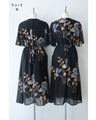 【アウトレット返品交換不可】凛とした黒のバラ画ミディアムワンピース