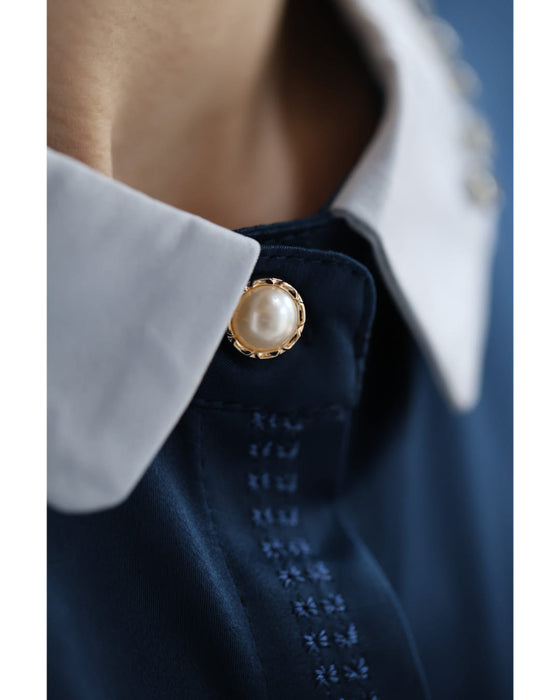 襟に輝くビジューのシアー袖ブラウストップス