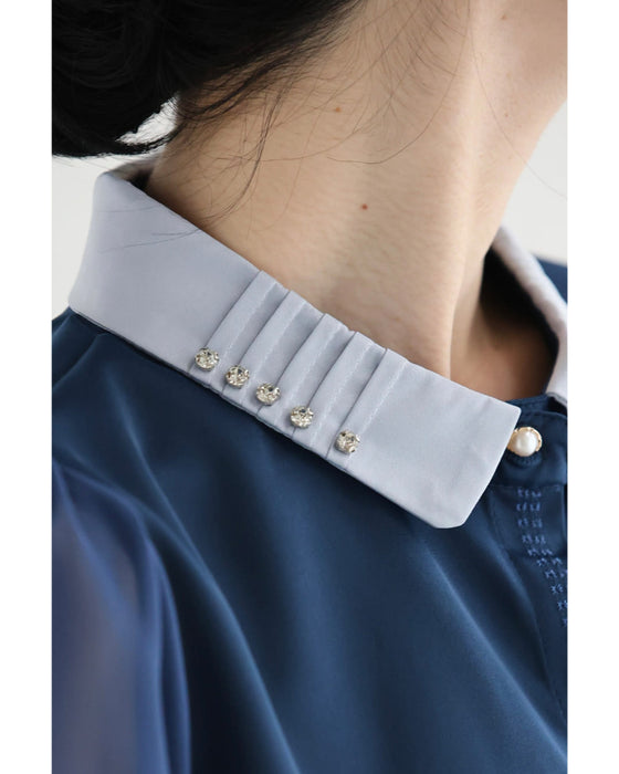 襟に輝くビジューのシアー袖ブラウストップス