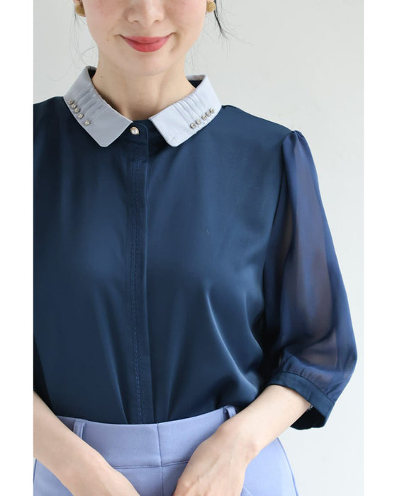 襟に輝くビジューのシアー袖ブラウストップス