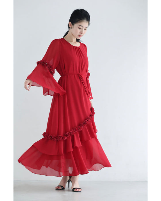 流れ咲く花コサージュのアシンメトリーフリルロングワンピース(紐ベルト付き)