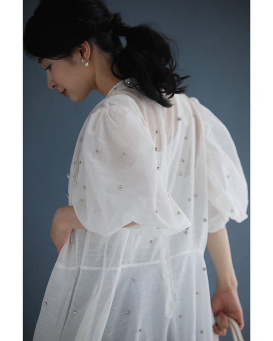 ビジューの粒が降り注ぐふんわりバルーン袖シアーロングワンピース(インナー、リボン付き)