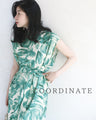 さらり心地よい南国リーフ柄コクーンシルエットワンピース(リボン付き)