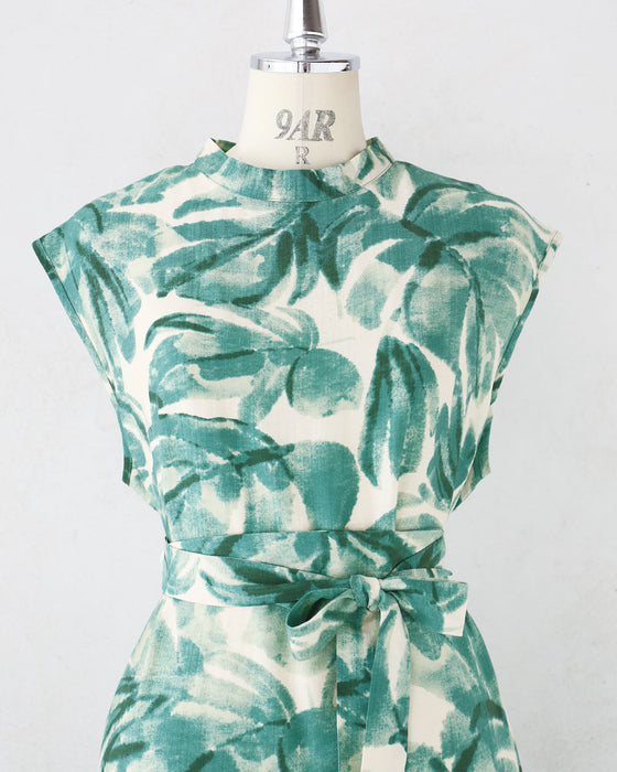 さらり心地よい南国リーフ柄コクーンシルエットワンピース(リボン付き)