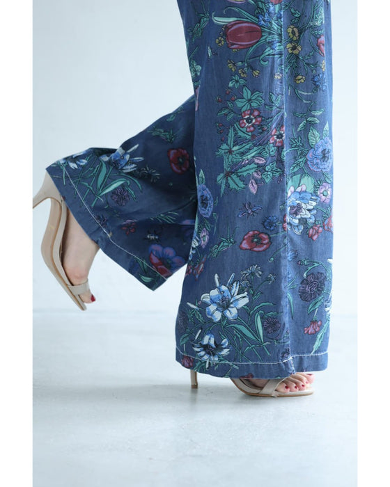 色とりどりの花と息づく昆虫のくたっと柔らかワイドパンツ