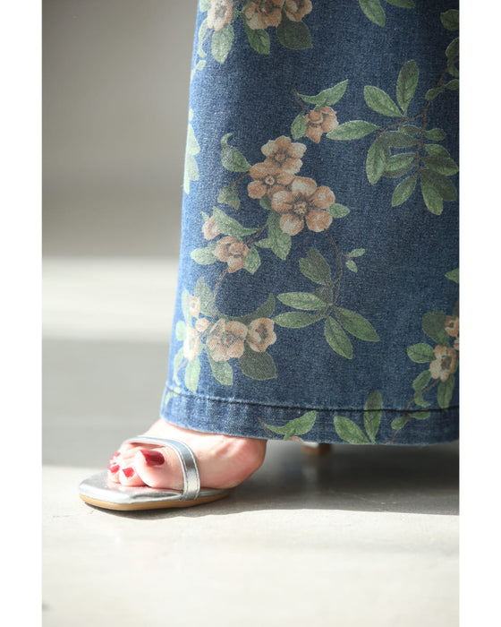 全面に描く花のタックワイドデニムパンツ