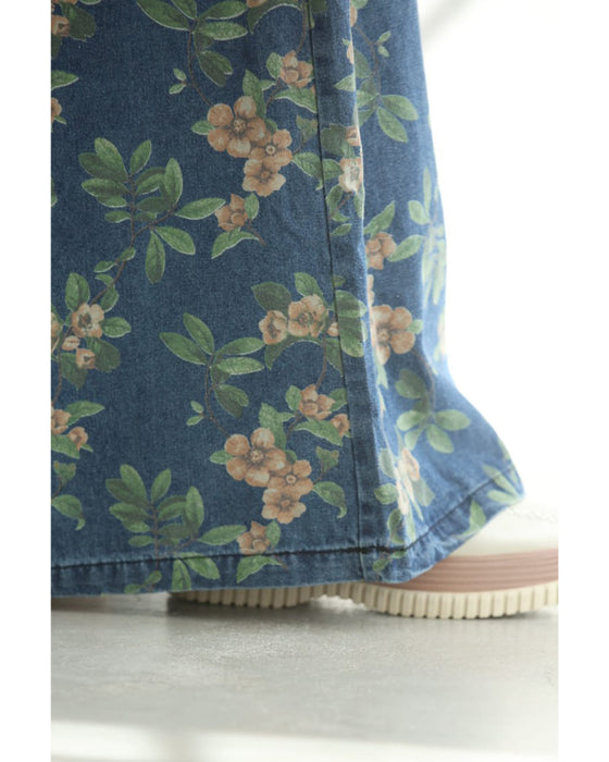 全面に描く花のタックワイドデニムパンツ