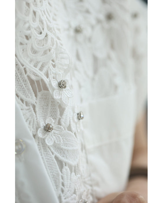 満開の白花レースとビジュー輝く裾絞りシャツトップス