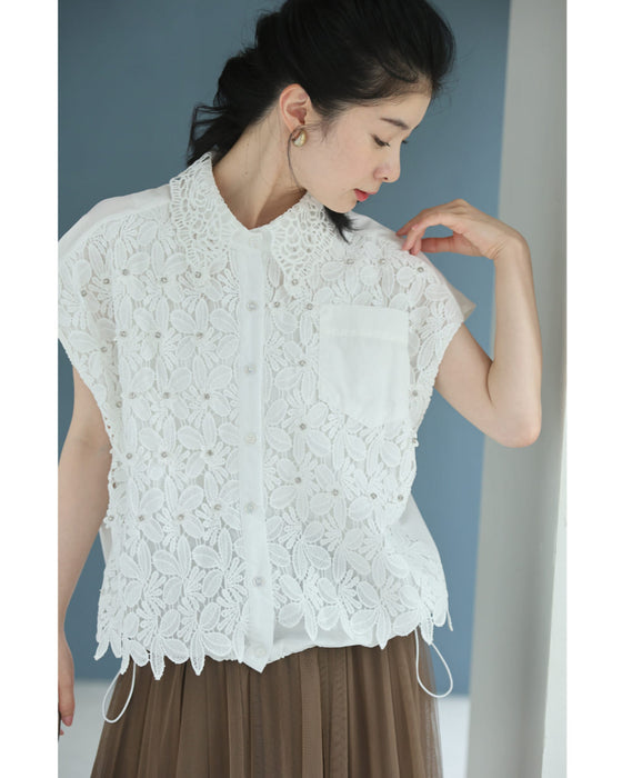 満開の白花レースとビジュー輝く裾絞りシャツトップス