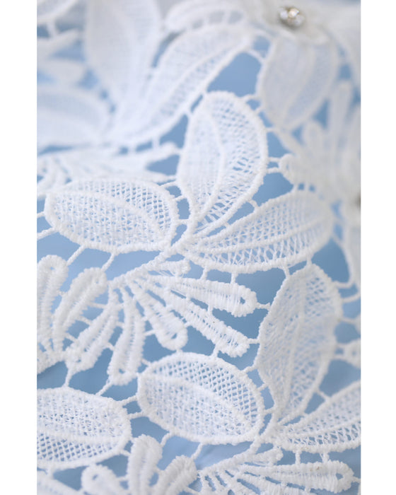 満開の白花レースとビジュー輝く裾絞りシャツトップス