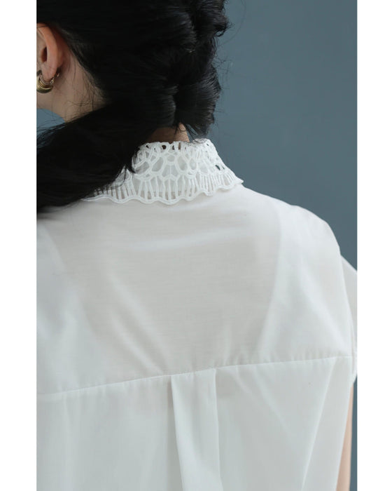 満開の白花レースとビジュー輝く裾絞りシャツトップス