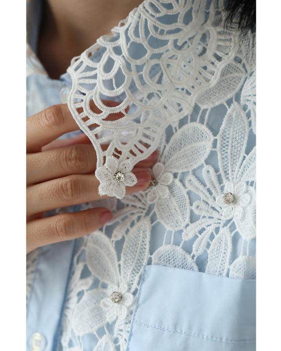 満開の白花レースとビジュー輝く裾絞りシャツトップス