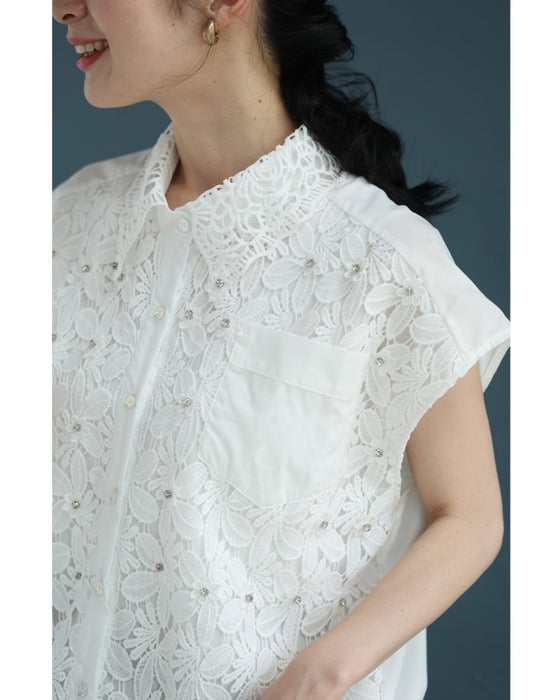 満開の白花レースとビジュー輝く裾絞りシャツトップス