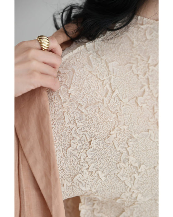 ささやかに煌めく立体シアーカットソートップス