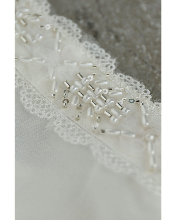 繊細な輝きを放つビーズ刺繍襟ブラウストップス