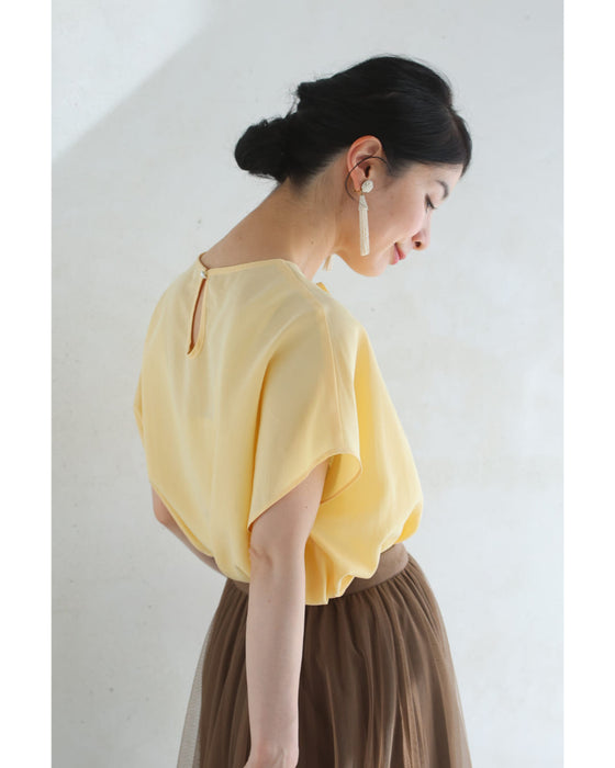 パールの花咲くタックネックブラウストップス
