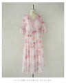 胸元に流れ咲く花のミルキーピンクミディアムワンピース