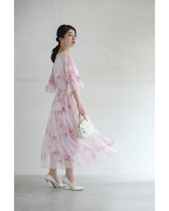 胸元に流れ咲く花のミルキーピンクミディアムワンピース