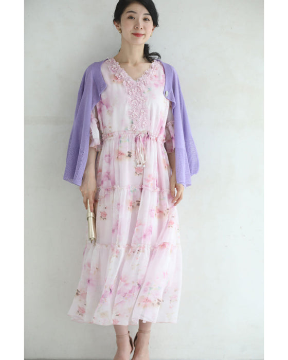 胸元に流れ咲く花のミルキーピンクミディアムワンピース