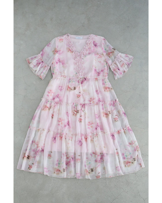 胸元に流れ咲く花のミルキーピンクミディアムワンピース