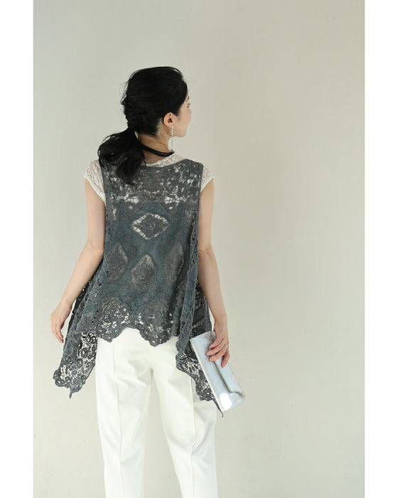 軽やかにプラスする装飾クロシェジレベスト