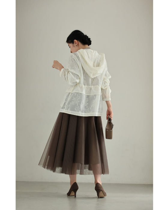 細やかな花刺繍のフード付きシアーブルゾン