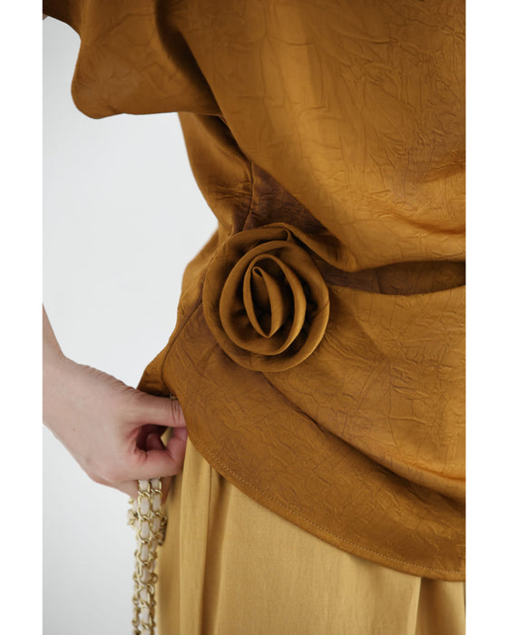 ウエストコサージュのドレープブラウストップス