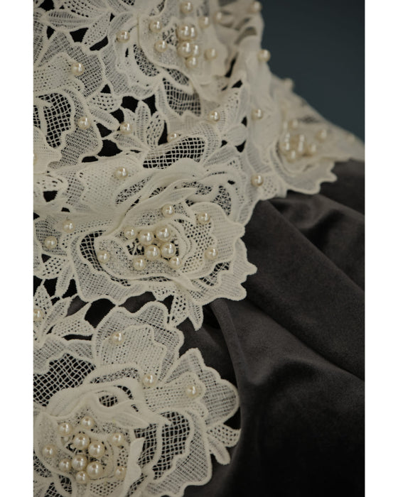 着飾るパールの花レースカットソートップス