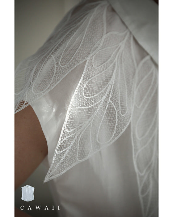 風にそよぐリーフレースのブラウストップス