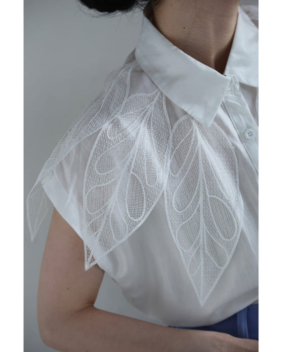 風にそよぐリーフレースのブラウストップス