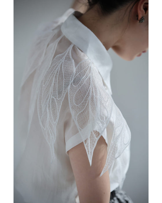 風にそよぐリーフレースのブラウストップス